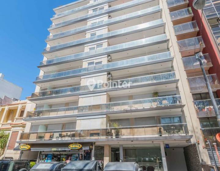 Venta Apartamento en Pocitos de 2 Dormitorios, 2 ba&ntilde;os, Balc&oacute;n y Garaje doble
