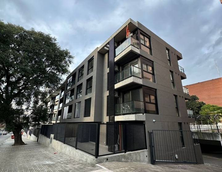 Apartamento de dos dormitorios con patio privado y renta activa &mdash; oportunidad inversi&oacute;n
