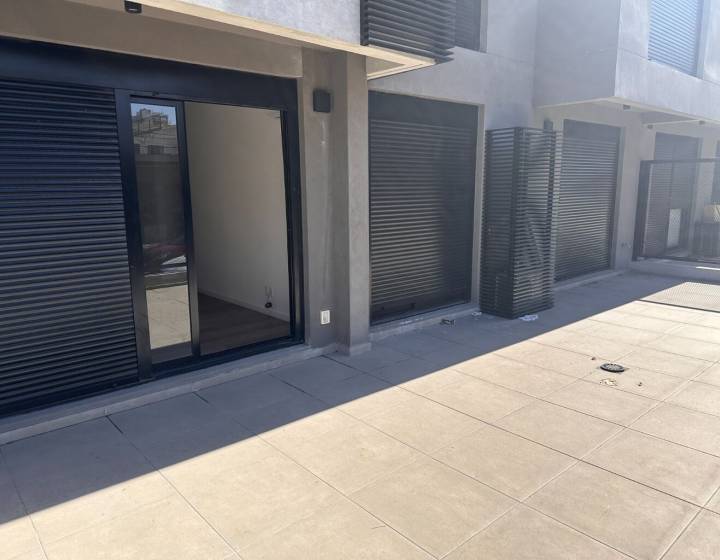 Apartamento de dos dormitorios con patio privado y renta activa &mdash; oportunidad inversi&oacute;n