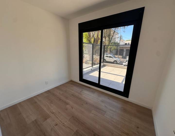 Apartamento de dos dormitorios con patio privado y renta activa &mdash; oportunidad inversi&oacute;n