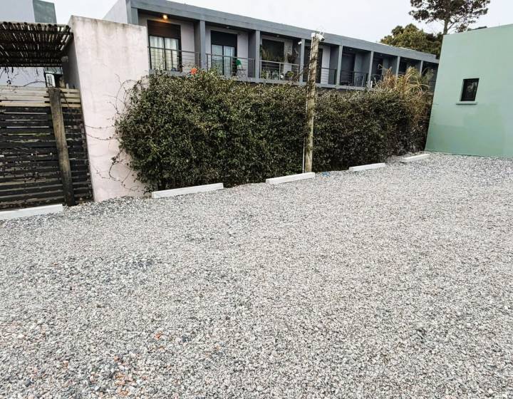 Alquiler anual apartamento a estrenar 1 dormitorio con cochera Maldonado