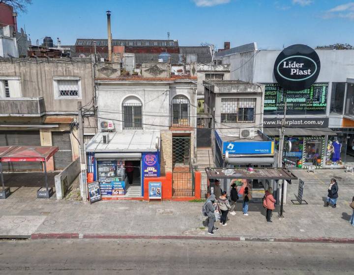Oportunidad de inversi&oacute;n | Local comercial + 2 apartamentos