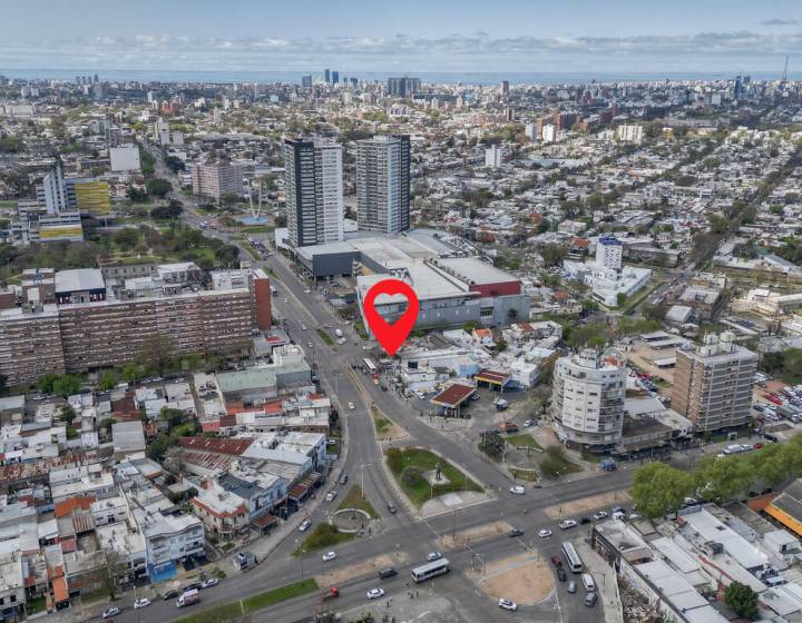 Oportunidad de inversi&oacute;n | Local comercial + 2 apartamentos