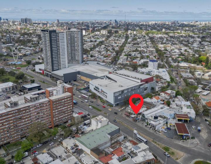 Oportunidad de inversi&oacute;n | Local comercial + 2 apartamentos