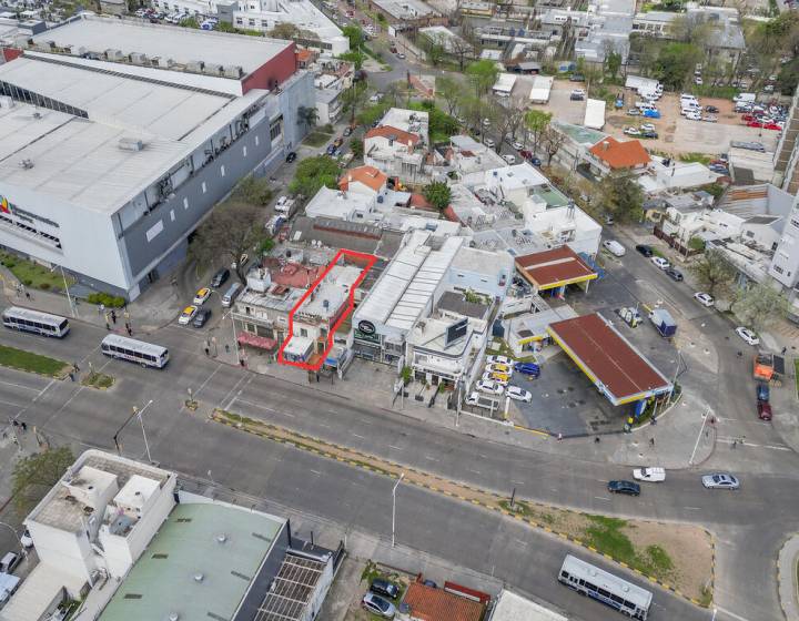 Oportunidad de inversi&oacute;n | Local comercial + 2 apartamentos