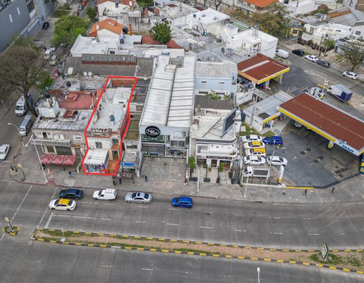 Oportunidad de inversi&oacute;n | Local comercial + 2 apartamentos