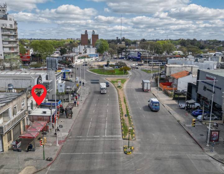 Oportunidad de inversi&oacute;n | Local comercial + 2 apartamentos