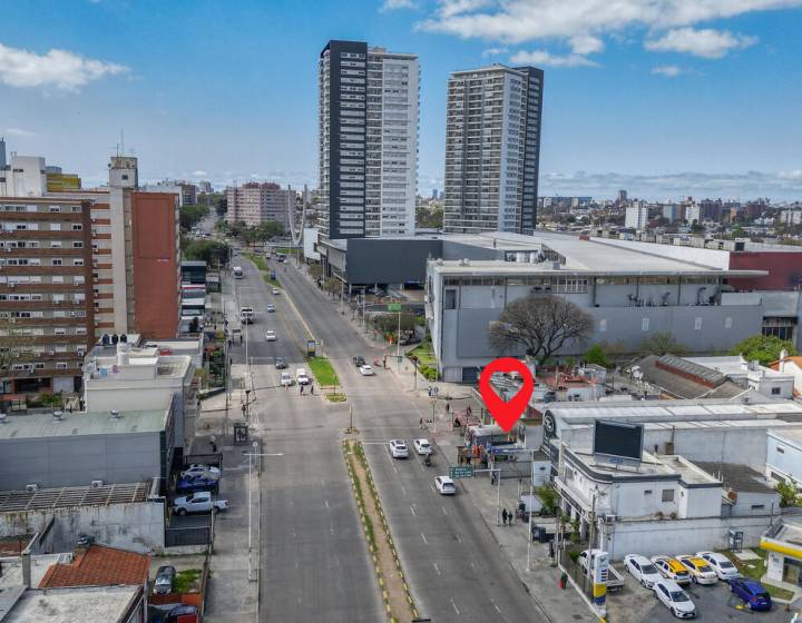 Oportunidad de inversi&oacute;n | Local comercial + 2 apartamentos