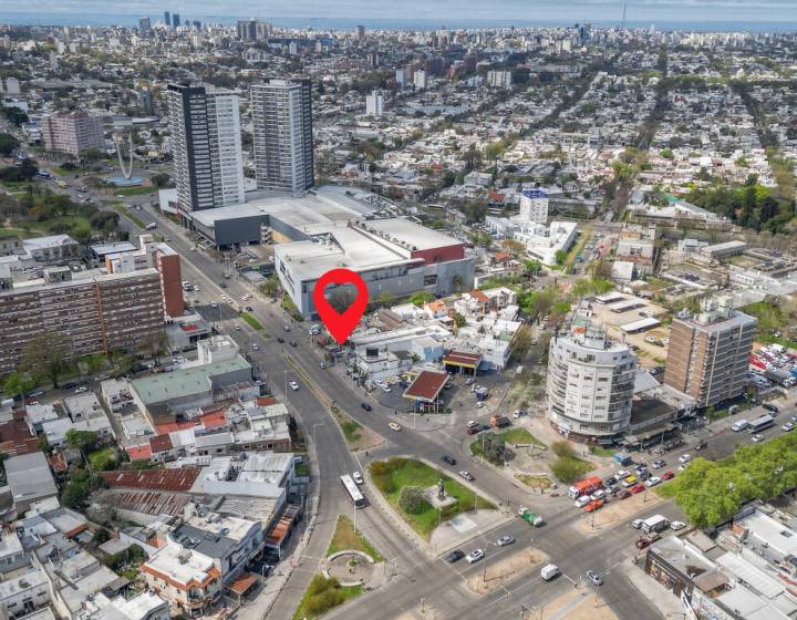 Oportunidad de inversi&oacute;n | Local comercial + 2 apartamentos