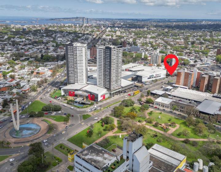 Oportunidad de inversi&oacute;n | Local comercial + 2 apartamentos