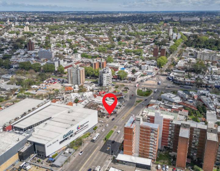 Oportunidad de inversi&oacute;n | Local comercial + 2 apartamentos