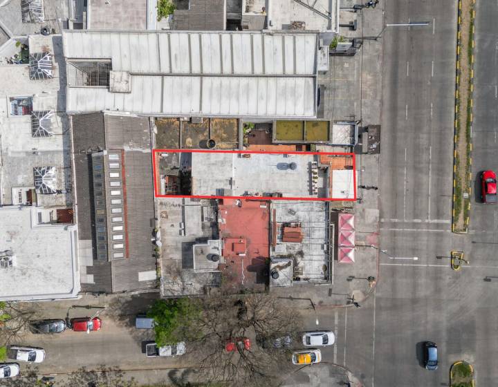 Oportunidad de inversi&oacute;n | Local comercial + 2 apartamentos