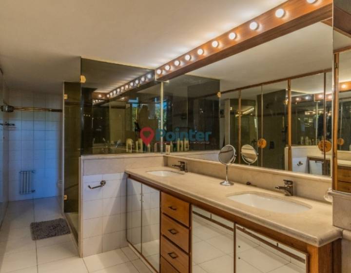 Espectacular Casa En Pocitos, 5 Dormitorios,6 Ba&ntilde;os,parrillero Y Piscina