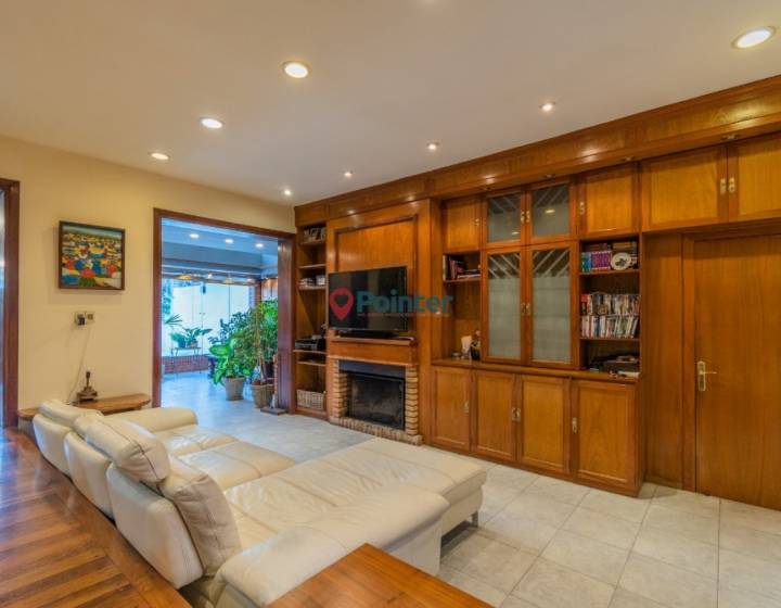 Espectacular Casa En Pocitos, 5 Dormitorios,6 Ba&ntilde;os,parrillero Y Piscina