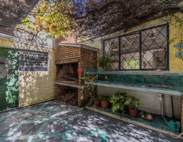 Venta Hermosa Casa 2 Dormitorios Con Gran Fondo -