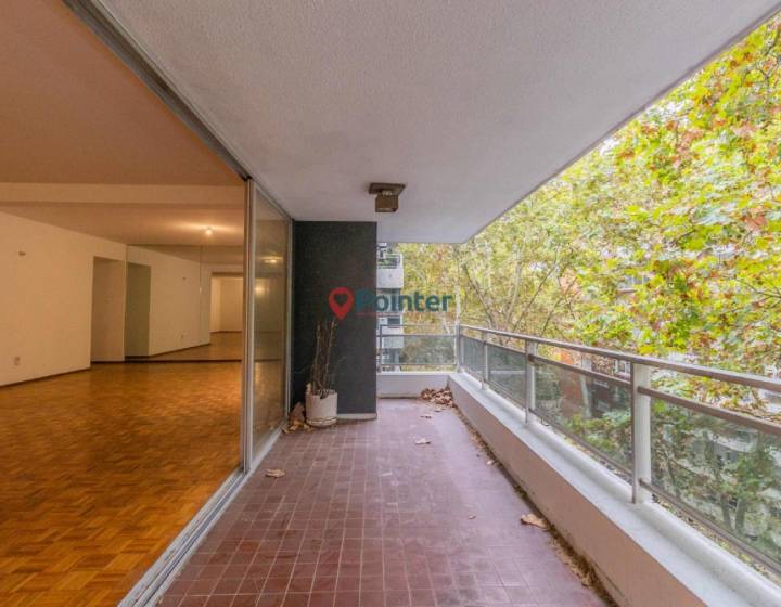 Apartamento De 4 Dormitorios + Servicio En Pocitos - Garaje