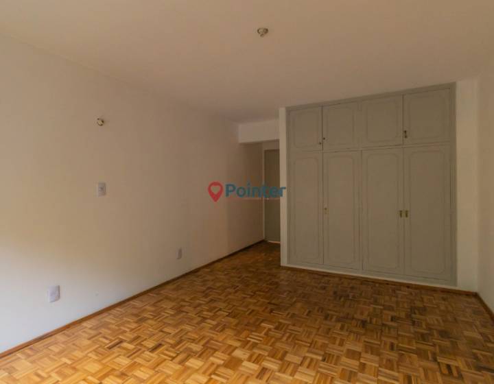 Apartamento De 4 Dormitorios + Servicio En Pocitos - Garaje