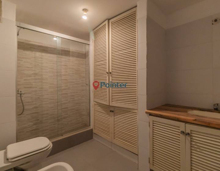 Apartamento De 4 Dormitorios + Servicio En Pocitos - Garaje