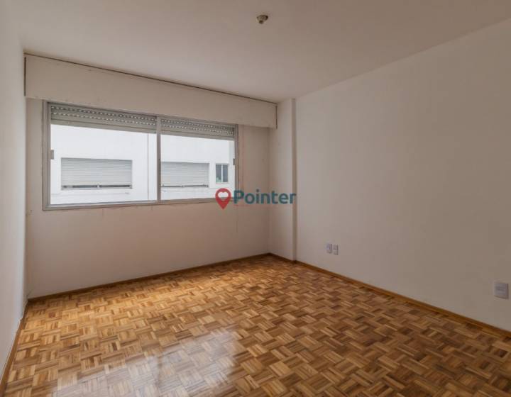Apartamento De 4 Dormitorios + Servicio En Pocitos - Garaje
