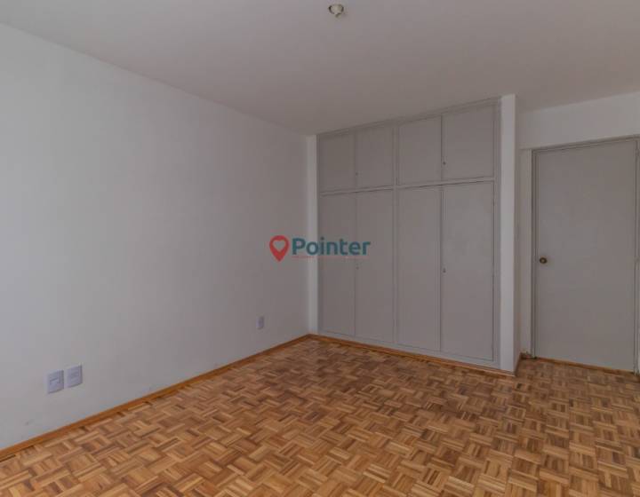 Apartamento De 4 Dormitorios + Servicio En Pocitos - Garaje