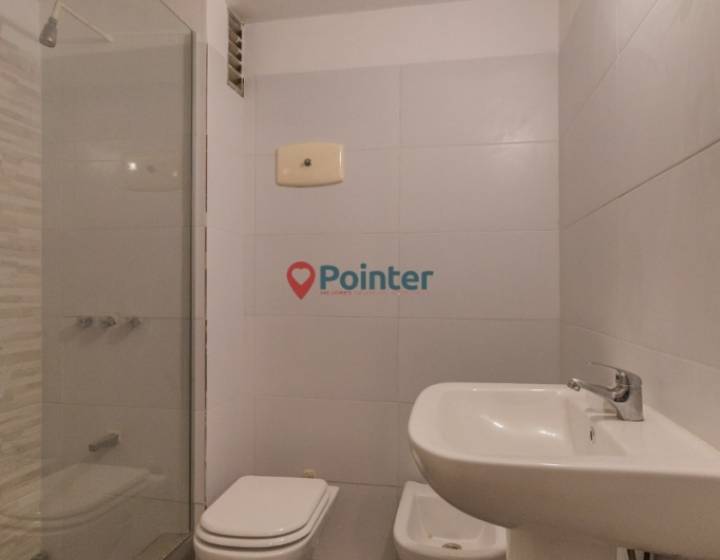 Apartamento De 4 Dormitorios + Servicio En Pocitos - Garaje