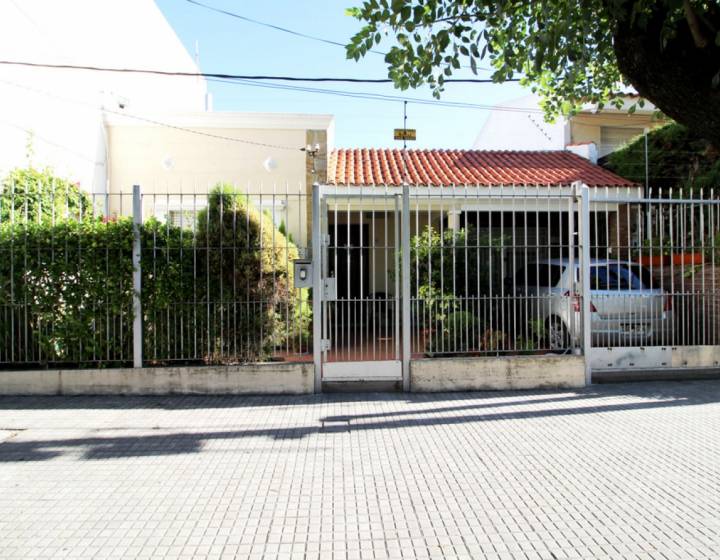 CASA PADRON UNICO EN UNA PLANTA, 2 DORMITORIOS, LA BLANQUEADA GARAGE Y PATIO EN EXCELENTE ESTADO.