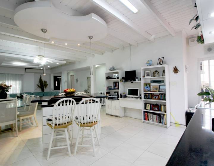 CASA PADRON UNICO EN UNA PLANTA, 2 DORMITORIOS, LA BLANQUEADA GARAGE Y PATIO EN EXCELENTE ESTADO.