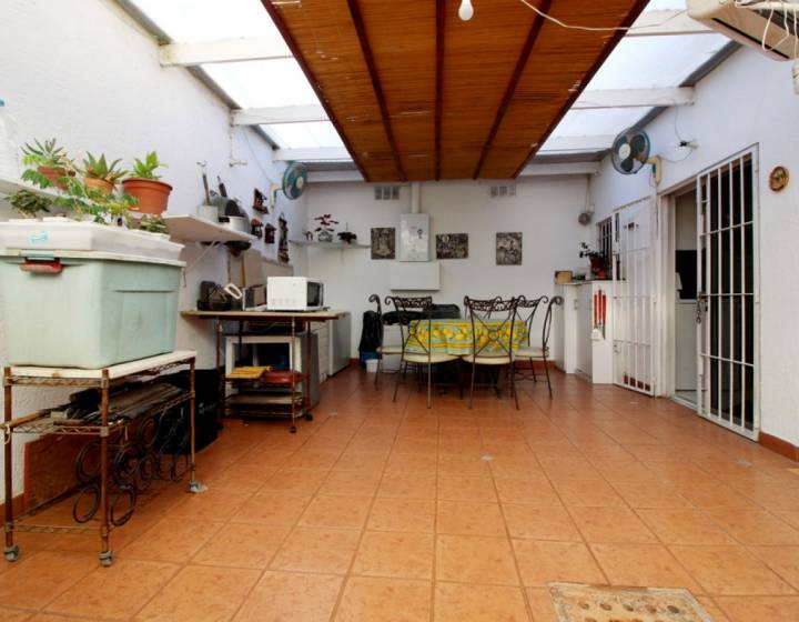 CASA PADRON UNICO EN UNA PLANTA, 2 DORMITORIOS, LA BLANQUEADA GARAGE Y PATIO EN EXCELENTE ESTADO.