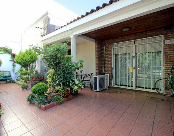 CASA PADRON UNICO EN UNA PLANTA, 2 DORMITORIOS, LA BLANQUEADA GARAGE Y PATIO EN EXCELENTE ESTADO.