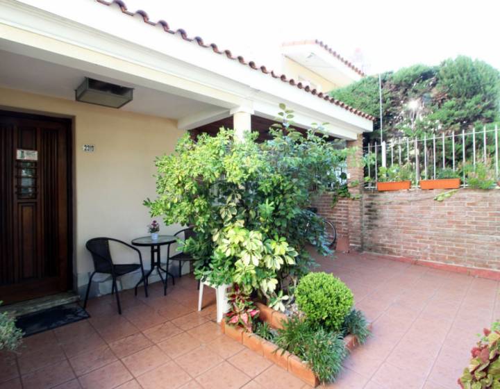 CASA PADRON UNICO EN UNA PLANTA, 2 DORMITORIOS, LA BLANQUEADA GARAGE Y PATIO EN EXCELENTE ESTADO.