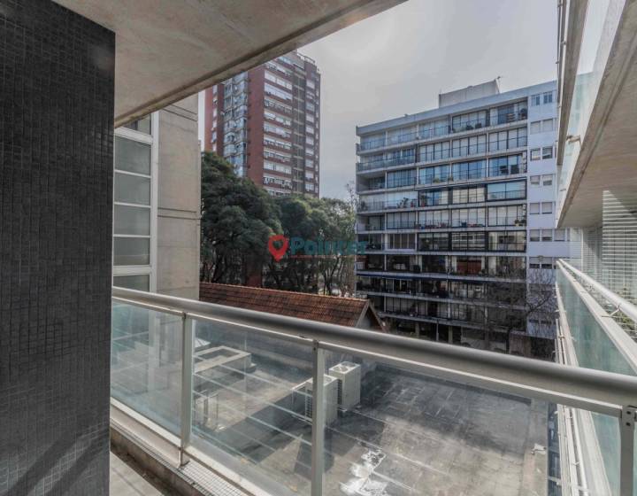 Alquilo apartamento de 2 dormitorios con garaje, balc&oacute;n al frente, Pocitos