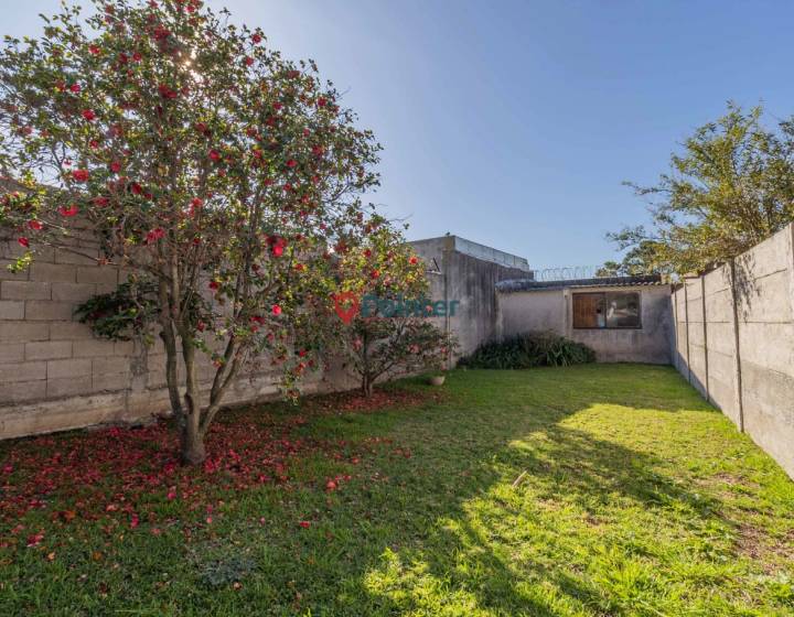 Vendo casa en propiedad horizontal a reciclar, 3 dormitorios, 2 ba&ntilde;os, garaje, fondo verde, Punta Go