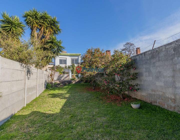 Vendo casa en propiedad horizontal a reciclar, 3 dormitorios, 2 ba&ntilde;os, garaje, fondo verde, Punta Go