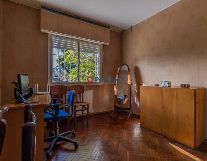 Vendo casa en propiedad horizontal a reciclar, 3 dormitorios, 2 ba&ntilde;os, garaje, fondo verde, Punta Go