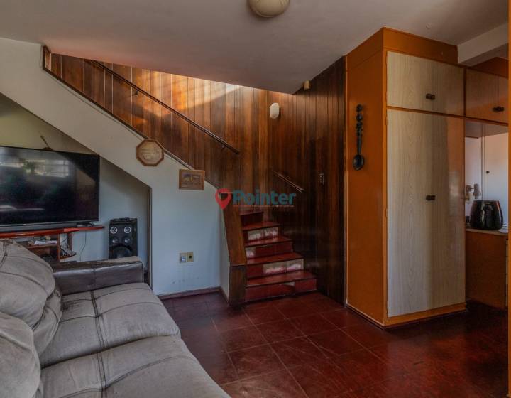 Vendo casa en propiedad horizontal a reciclar, 3 dormitorios, 2 ba&ntilde;os, garaje, fondo verde, Punta Go