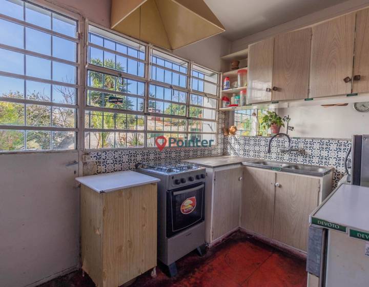 Vendo casa en propiedad horizontal a reciclar, 3 dormitorios, 2 ba&ntilde;os, garaje, fondo verde, Punta Go