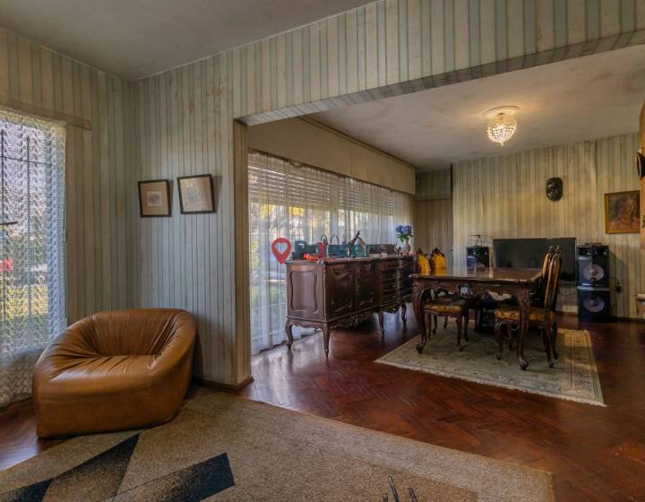Vendo casa en propiedad horizontal a reciclar, 3 dormitorios, 2 ba&ntilde;os, garaje, fondo verde, Punta Go
