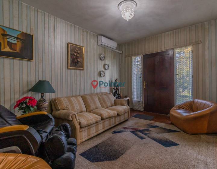 Vendo casa en propiedad horizontal a reciclar, 3 dormitorios, 2 ba&ntilde;os, garaje, fondo verde, Punta Go