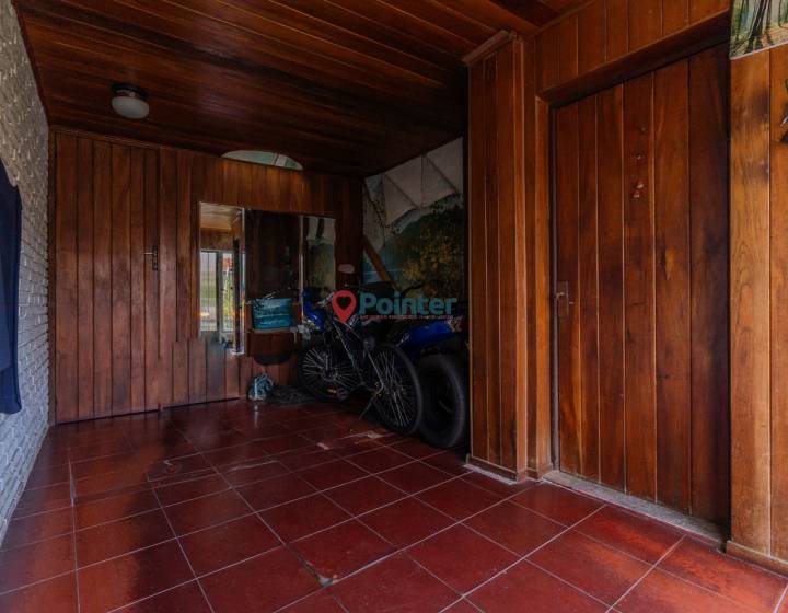 Vendo casa en propiedad horizontal a reciclar, 3 dormitorios, 2 ba&ntilde;os, garaje, fondo verde, Punta Go
