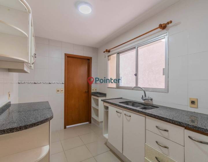 Vendo apartamento de 3 dormitorios y servicio con garaje sobre la Rambla de Punta Carretas