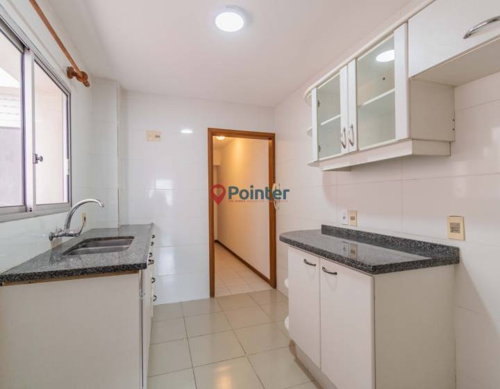 Vendo apartamento de 3 dormitorios y servicio con garaje sobre la Rambla de Punta Carretas