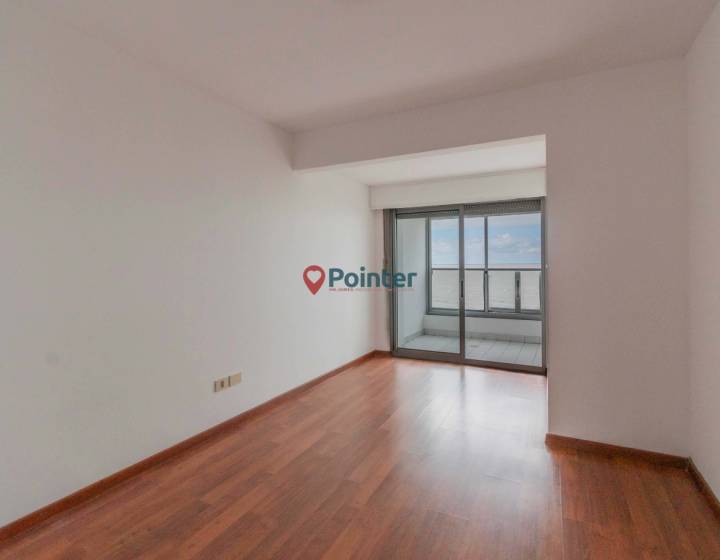 Vendo apartamento de 3 dormitorios y servicio con garaje sobre la Rambla de Punta Carretas