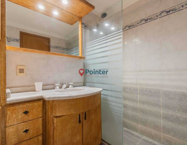 Vendo apartamento de 3 dormitorios y servicio con garaje sobre la Rambla de Punta Carretas