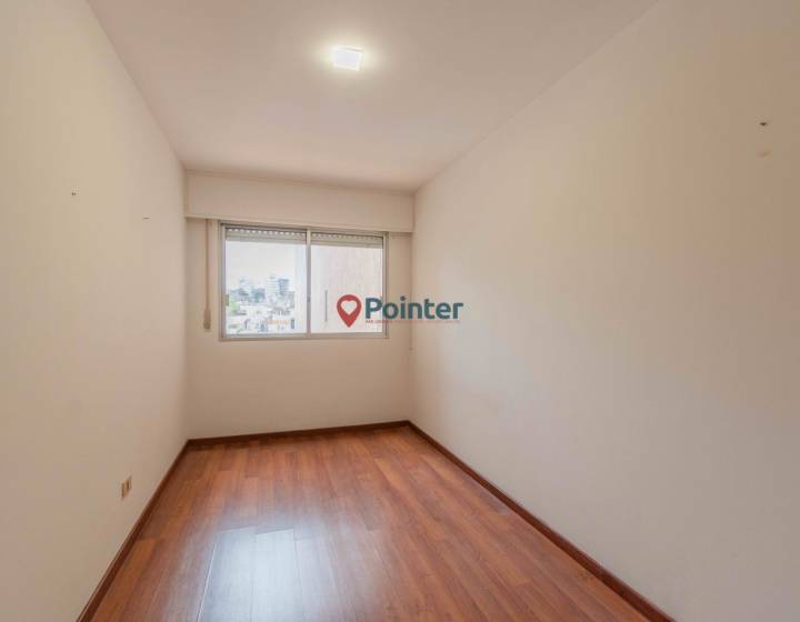 Vendo apartamento de 3 dormitorios y servicio con garaje sobre la Rambla de Punta Carretas