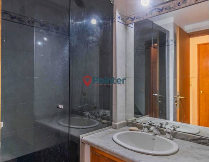 Vendo apartamento de 3 dormitorios y servicio con garaje sobre la Rambla de Punta Carretas