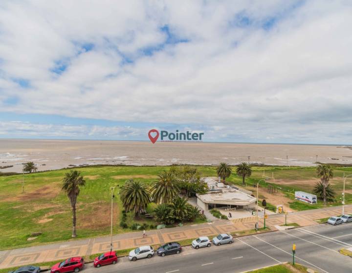 Vendo apartamento de 3 dormitorios y servicio con garaje sobre la Rambla de Punta Carretas