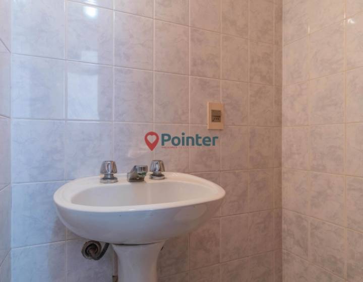 Vendo apartamento de 3 dormitorios y servicio con garaje sobre la Rambla de Punta Carretas