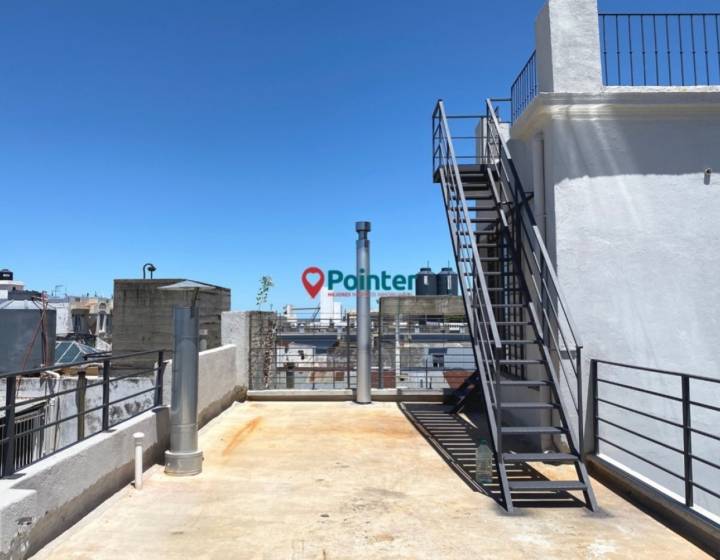 Alquilo Apartamento Triplex De 2 Dormitorios Con Terraza Y Mirador, Ciudad Vieja