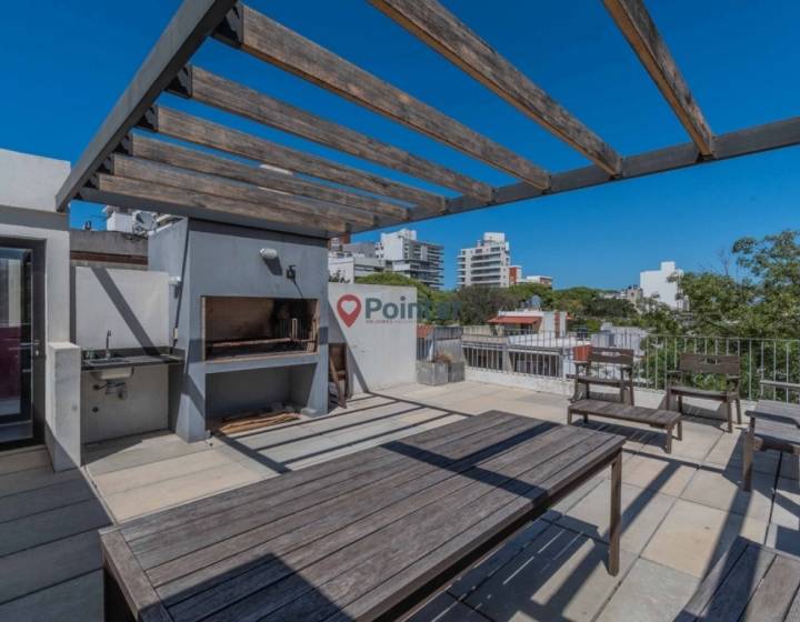 Alquilo apartamento de 1 dormitorio tipo loft, patio con parrillero, Punta Carretas