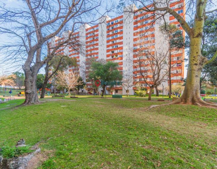 Alquilo apartamento de 4 dormitorios con cochera en Parque Posadas, Prado